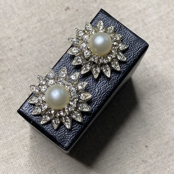 💛 Vintage Crystal & Faux Pearl Clip On Earrings - Picture 2 of 5